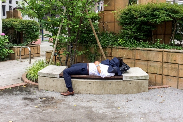 昼寝をしてさぼっているドライバー