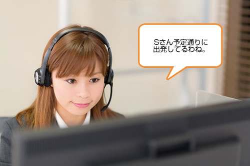 パソコンを見る事務員