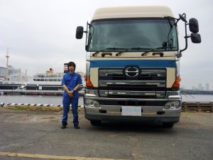 トラックの隣に男性が立っている写真 | 先輩ヘッド2016.06.22NO消