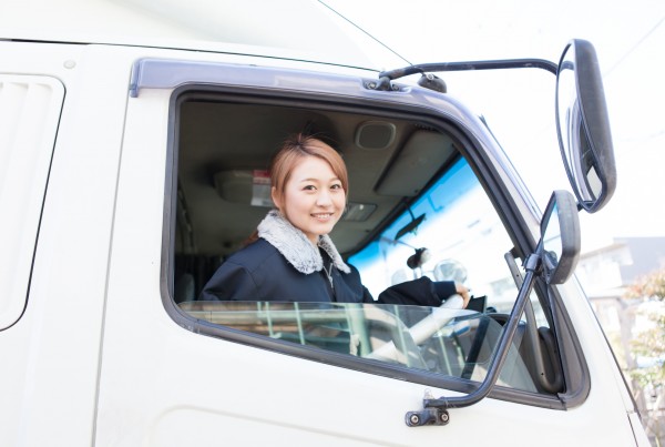 大型車を運転する女の子