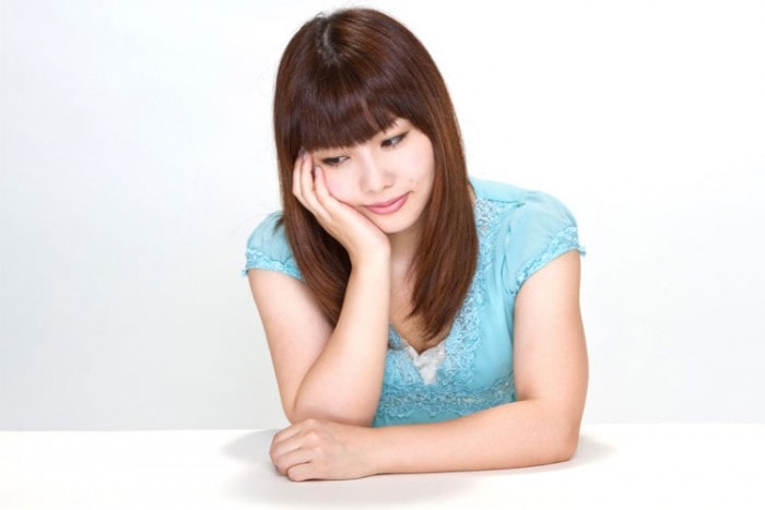 悩んでいる女性