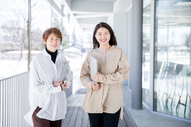 一緒に仲良さげに帰宅している社員のイメージ画像 | ODINのおかげで自然とチームワークが向上し、職場の空気も明るくなった。：コンサル業
