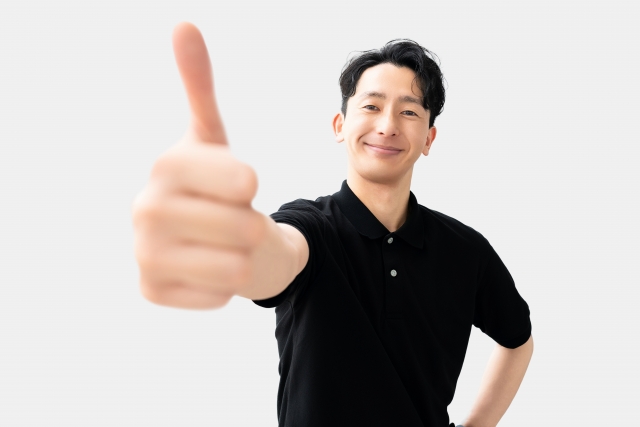 男性がぐっとポーズをしている写真