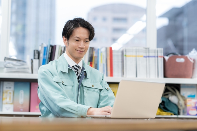 男の人がパソコンと向き合ている写真