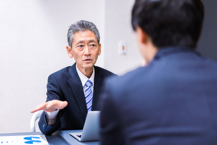 冷静に話をする管理者
