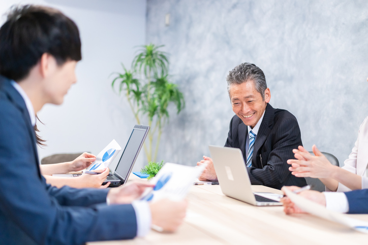 会議をする笑顔の管理者
